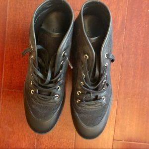 Gucci sneaker in black canvass and leather trim.